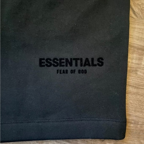 Fear of God black essentials shorts - Picture 7 of 8